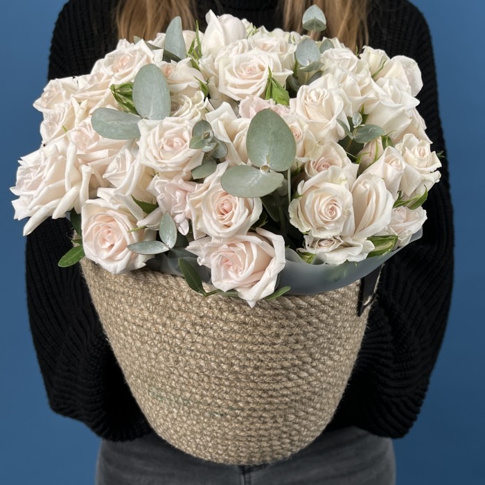 15 кустовых роз Роял Порцелина в кашпо